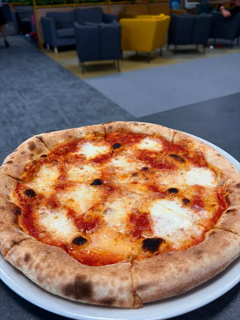 Pizza podawana w Bambini