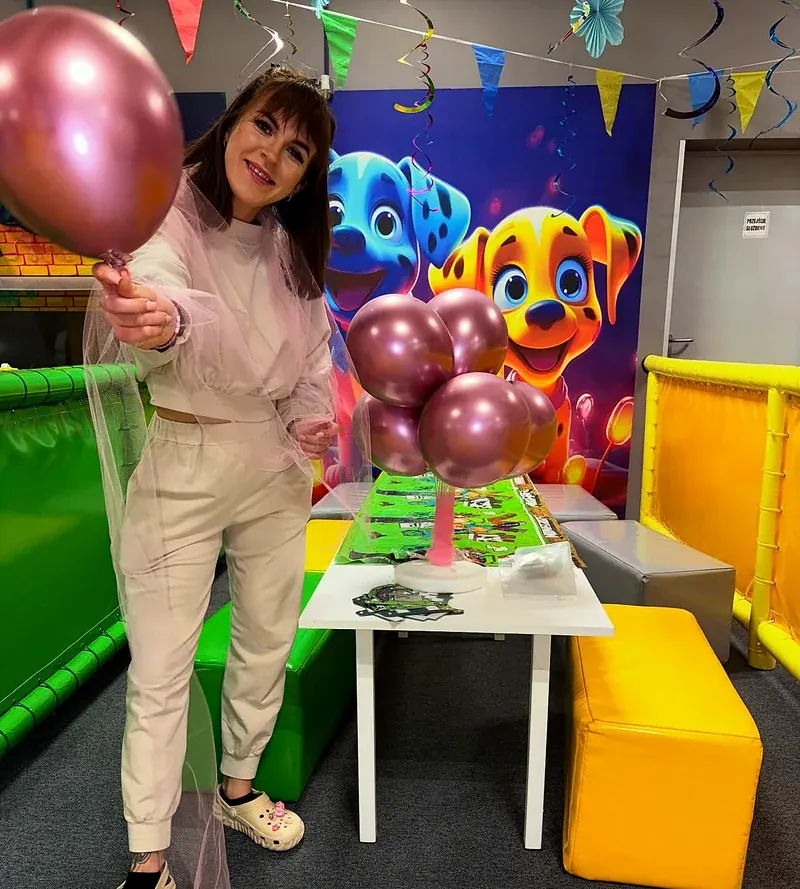 Przygotowania do przyjęcia urodzinowego w Bambini