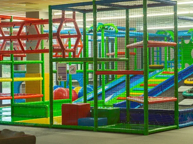 Wielopoziomowa konstrukcja zabawowa w Bambini z przejściami, siatkami i zjeżdżalniami